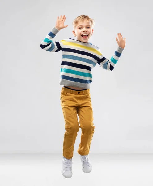幸せな小さな男の子ジャンプと楽しみを持っている ロイヤリティフリーのストック画像