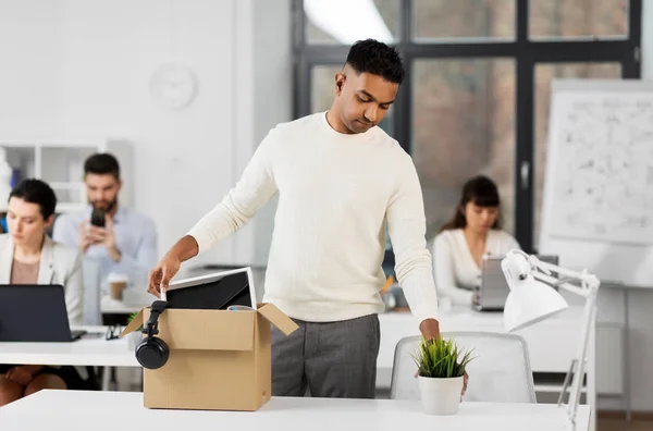 Triste licenziato ufficio lavoratore imballaggio cose personali — Foto Stock