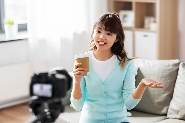 Asiatisk kvinnlig bloggare med kaffe videoinspelning video — Stockfoto