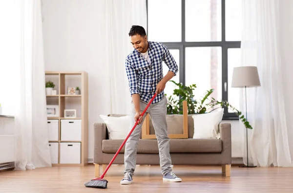 Evde süpürge temizleme zemin ile adam — Stok fotoğraf