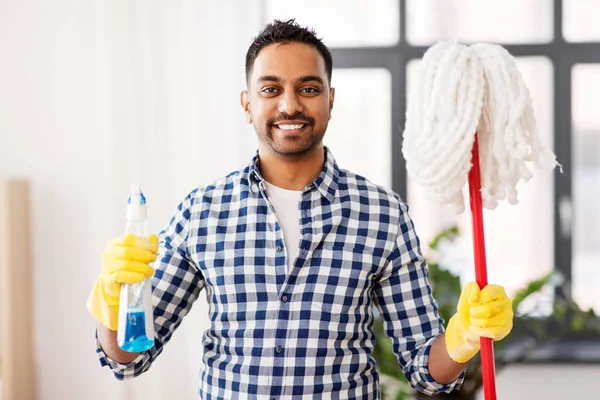 Pria indian dengan pel dan deterjen membersihkan di rumah — Stok Foto