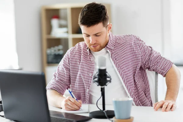 AudioBlogger met laptop, microfoon en notebook — Stockfoto