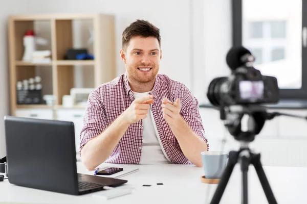 Blogger masculino con videoblogging de cámara en casa — Foto de Stock