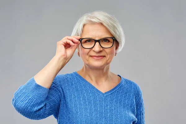 Πορτρέτο της ηλικιωμένης γυναίκας με γυαλιά πάνω από γκρι — Φωτογραφία Αρχείου