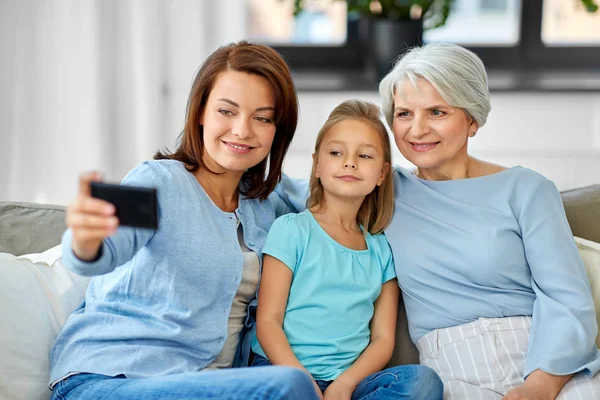 Mutter, Tochter und Großmutter machen Selfie — Stockfoto