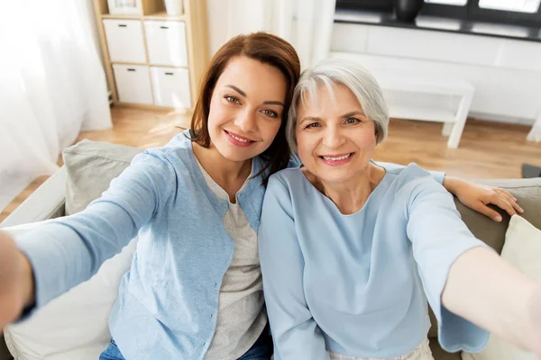Senior mor och vuxen dotter tar Selfie — Stockfoto