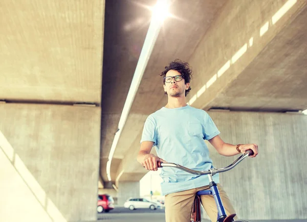 Ung hipster man ridning fasta redskap cykel — Stockfoto