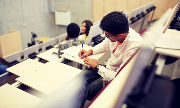 Grupo de estudiantes con cuadernos en la sala de conferencias —  Fotos de Stock