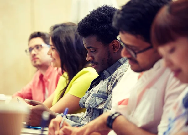 Grupp internationella studenter skriva på föreläsning — Stockfoto