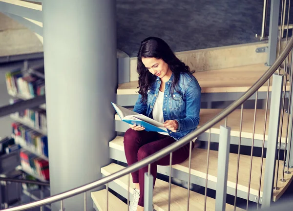 Estudiante de secundaria chica leyendo libro en la biblioteca —  Fotos de Stock