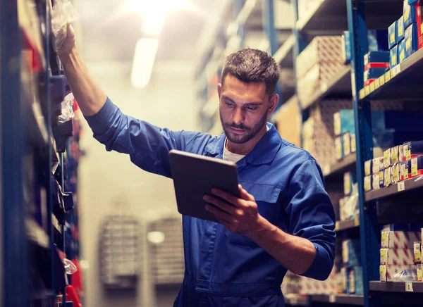 Meccanico o fabbro con tablet pc in officina — Foto Stock