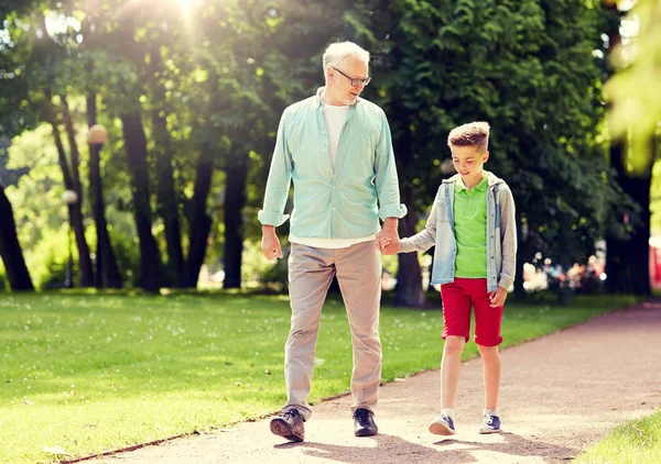 Дедушка и внук гуляли в летнем парке — стоковое фото