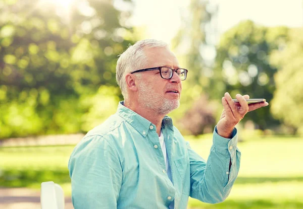 Oude man met voice command recorder op smartphone — Stockfoto