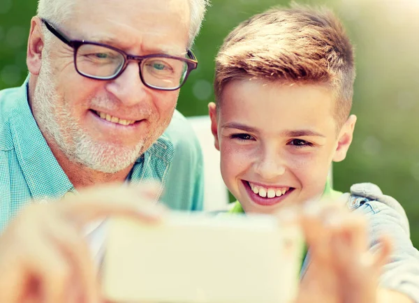 Oude man en jongen selfie te nemen door smartphone — Stockfoto