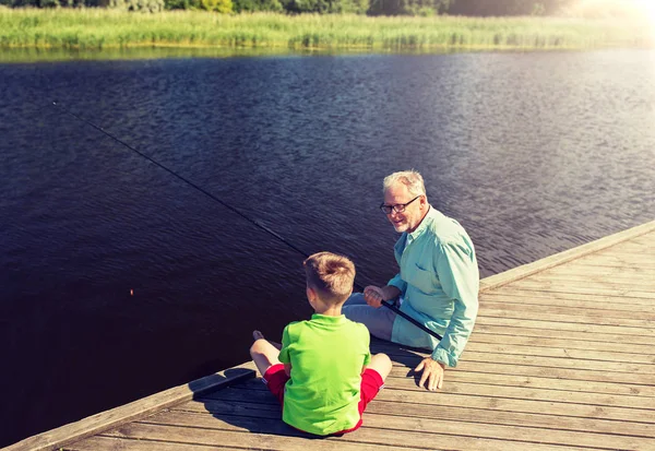 Dedem ve torunum nehir yatağında balık tutuyor. — Stok fotoğraf