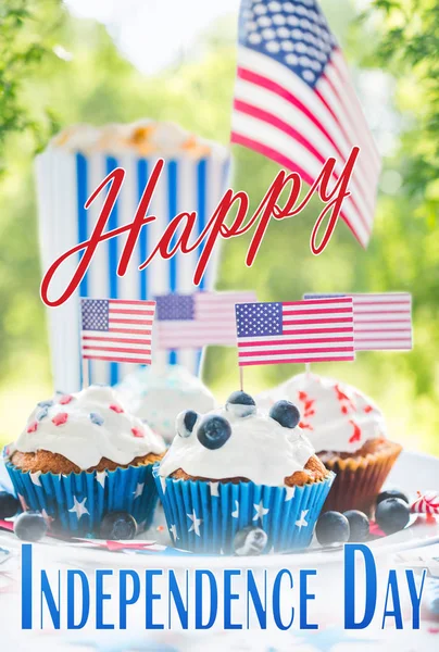 Cupcakes mit amerikanischen Flaggen am Unabhängigkeitstag — Stockfoto