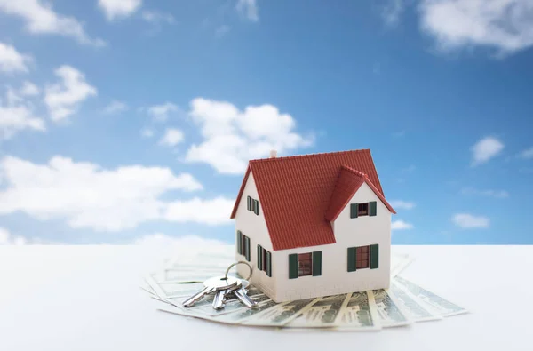 Otthon vagy a ház modell és a pénz a Közelkép — Stock Fotó