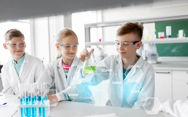 学校で化学を勉強して試験管の子どもたち — ストック写真