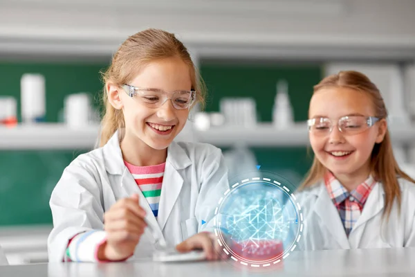 Niños haciendo experimentos químicos en el laboratorio de la escuela — Foto de Stock