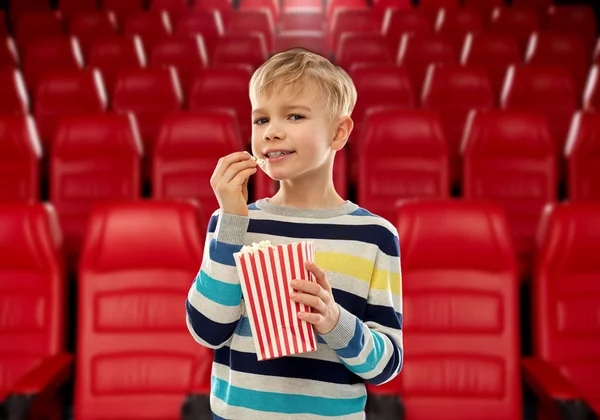 Lachende jongen eten popcorn in bioscoop — Stockfoto