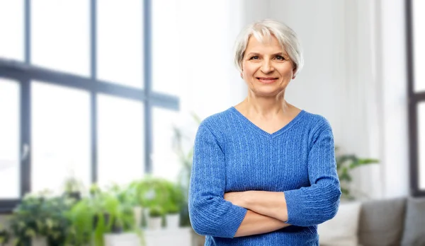 Leende Senior Kvinna i blå tröja hemma — Stockfoto