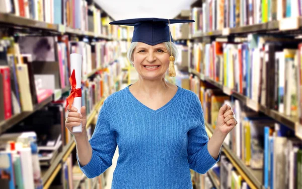 Heureux senior étudiant diplômé femme avec diplôme — Photo