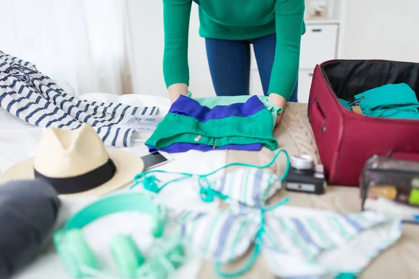 Mulher saco de viagem de embalagem em casa ou quarto de hotel — Fotografia de Stock