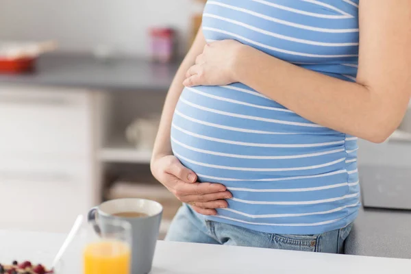 孕妇接触腹部的特写 — 图库照片