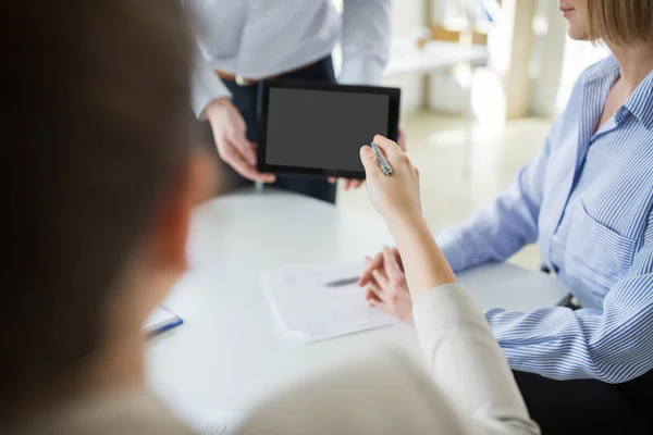 Zbliżenie zespołu biznesowego z tabletem w biurze — Zdjęcie stockowe