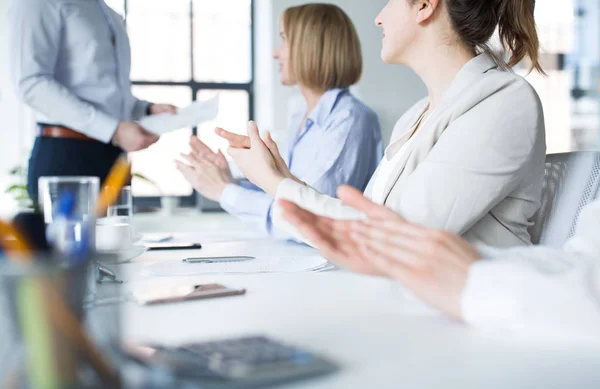 Gente aplaudiendo a su colega en la reunión de oficina — Foto de Stock