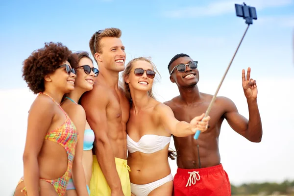 Mutlu arkadaşlar yaz plajında selfie çekiyorlar. — Stok fotoğraf