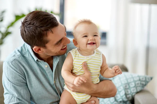 Vader met dochtertje van baby thuis — Stockfoto