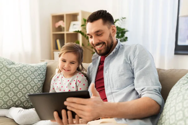 Πατέρας και κόρη με tablet υπολογιστή στο σπίτι — Φωτογραφία Αρχείου