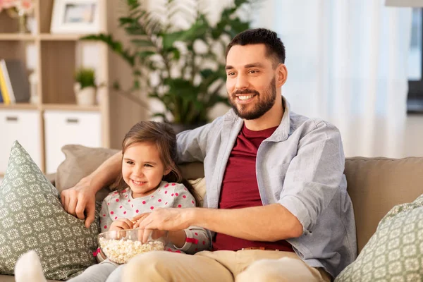 Mutlu baba ve kızı evde tv izlerken — Stok fotoğraf