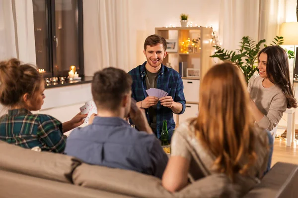 Vrienden speelkaarten en bier drinken thuis — Stockfoto