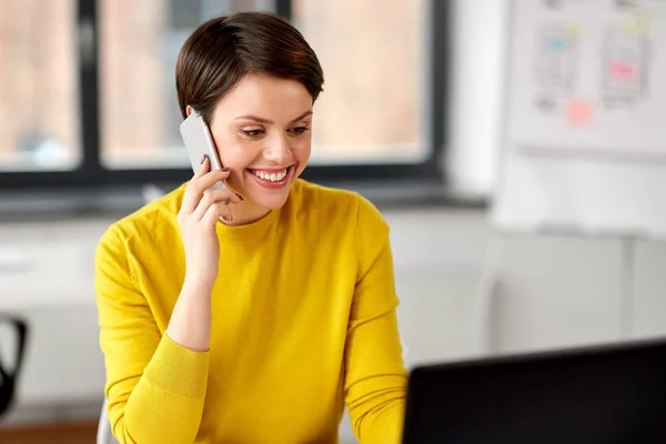 Affärskvinna ringer på smartphone på kontoret — Stockfoto