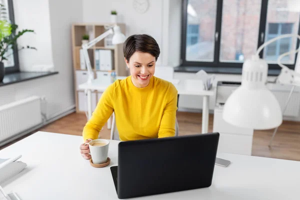 Femme d'affaires avec ordinateur portable boissons café au bureau — Photo