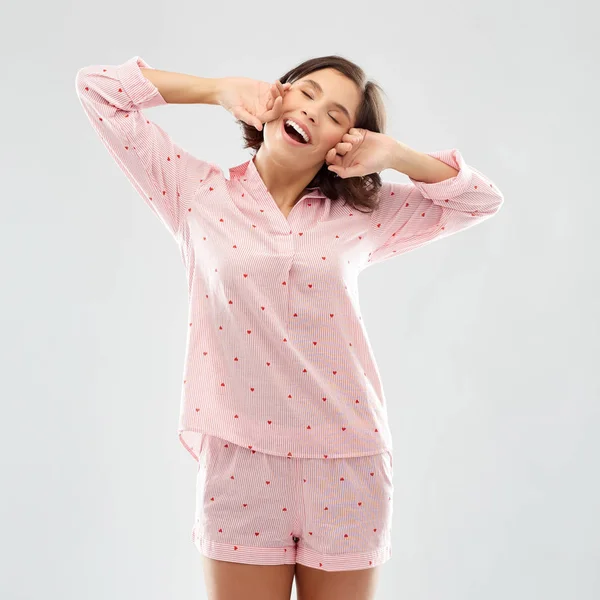 Glückliche junge Frau im Pyjama Stretching — Stockfoto