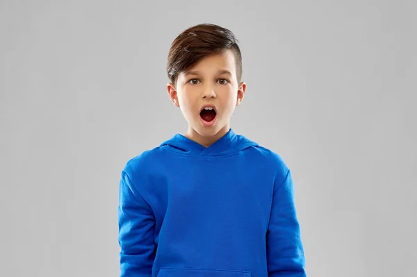Schockierter Junge im blauen Kapuzenpulli — Stockfoto
