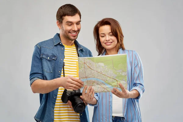 Couple heureux de touristes avec carte et appareil photo — Photo