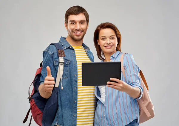 Happy couple of tourists with tablet computer — Stock Photo, Image