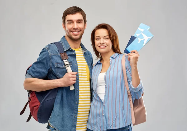 Happy Couple med flygbiljetter, väskor och pass — Stockfoto