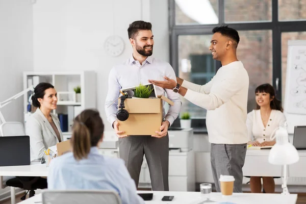 Nieuwe mannelijke medewerker Meeting collega's op kantoor — Stockfoto