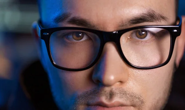 Close up de asiático masculino hackers rosto em óculos — Fotografia de Stock