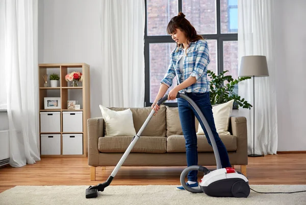 Asian woman with vacuum cleaner at home — Stock Photo, Image