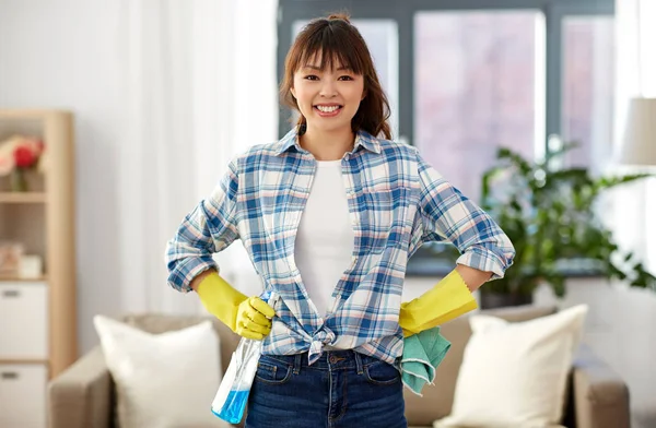 Evde temizlik gülümseyen asyalı kadın — Stok fotoğraf