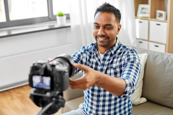 Indio vídeo blogger ajustando cámara en casa —  Fotos de Stock