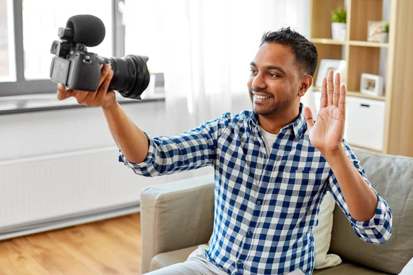Masculino vídeo blogger com câmera blogging em casa — Fotografia de Stock