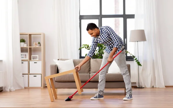 Evde süpürge temizleme zemin ile adam — Stok fotoğraf
