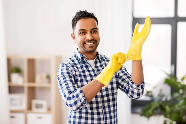 Hombre indio poner guantes de goma protectora en —  Fotos de Stock